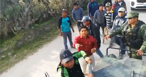 Hombres y menores agreden con palos y piedras vehículo del Ejército en Tepeaca