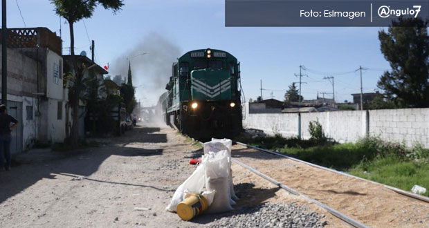 Bloquean vías con roca y saquean cemento de tren en Xochimehuacan