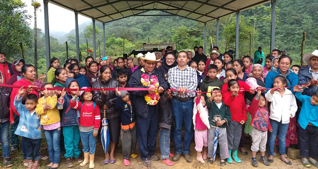 Inauguran techado de cancha deportiva en localidad de Ajalpan