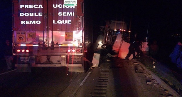 Tráiler choca en la Puebla-Orizaba tras huir de asalto; muere mujer