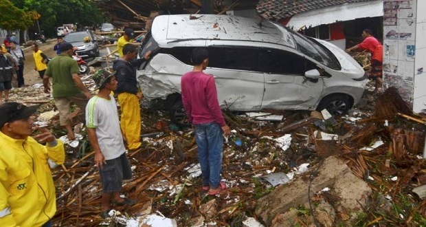 Suman al menos 222 muertos y 843 heridos por tsunami en Indonesia