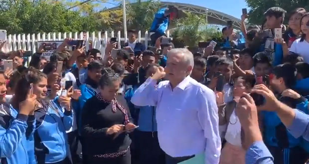 En Chinantla, AMLO saluda a alumnos de bachiller y les promete becas