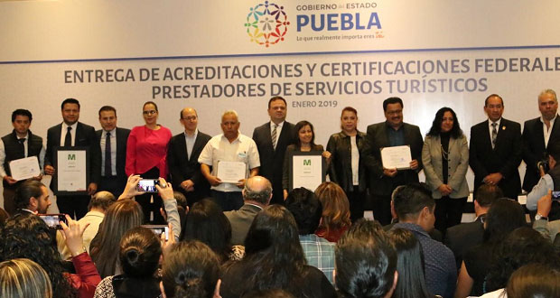 Entregan 51 acreditaciones a prestadores de servicios turísticos