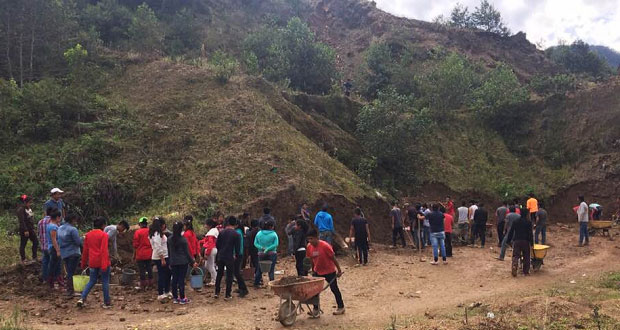 Alumnos de bachillerato agropecuario en Ahuacatlán realizan faena