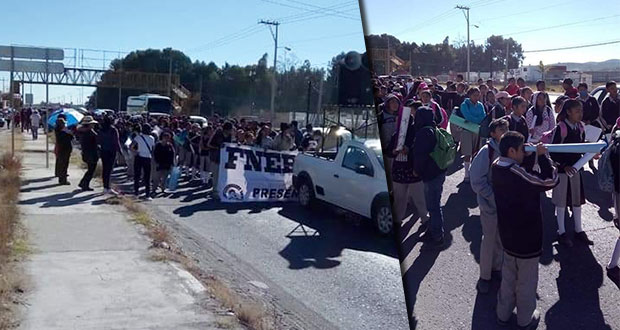 Alumnos de Amozoc exigen al edil pague a maestros de cuatro escuelas