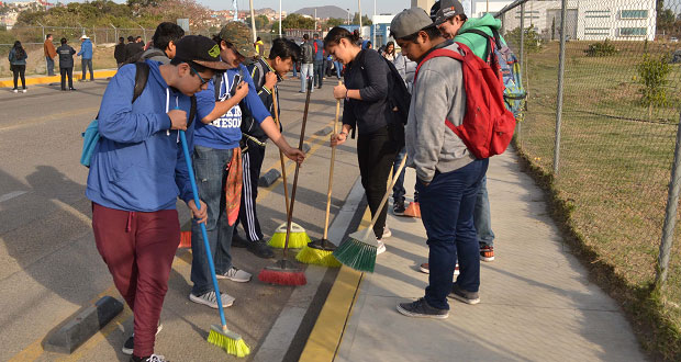 Alumnos de prepa de la BUAP limpian acceso a Complejo en Atlixco