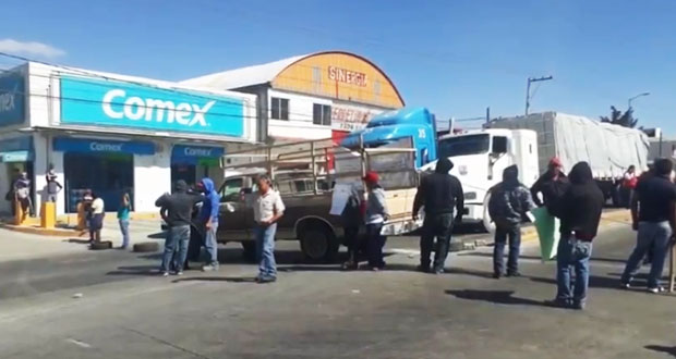 Bloquean la Puebla-Tehuacán para exigir elecciones en Amozoc