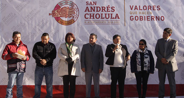Comuna de San Andrés Cholula entrega uniformes a bomberos