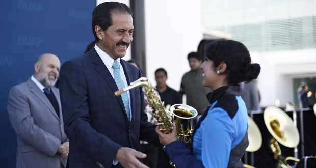 Esparza entrega 86 instrumentos a Banda de Marcha Universitaria