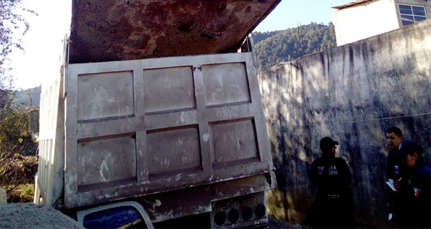 Explota camión de volteo en Zacapoaxtla y mueren dos personas