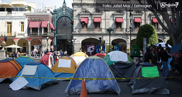 Exsindicalizados mueven plantón al zócalo para que “avance” negociación