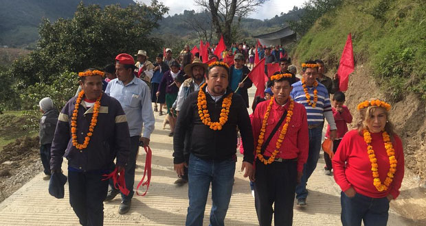 Inauguran pavimentación de calle en Huilacapixtla, Huauchinango