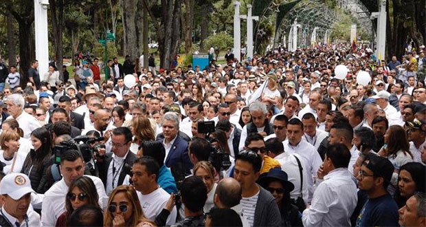 Protestan contra violencia en Colombia tras explosión de coche bomba