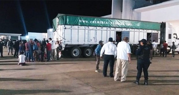 Rescatan en Veracruz a 102 centroamericanos hacinados en tráiler
