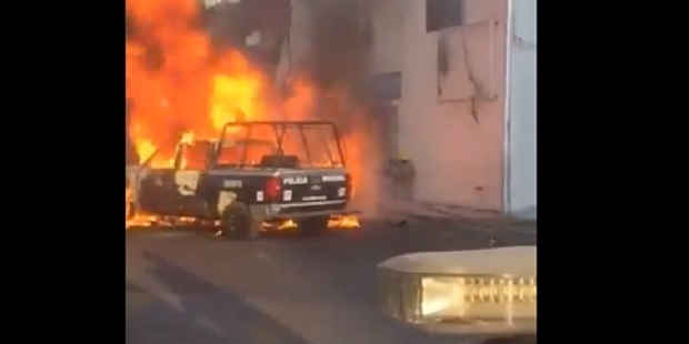 En San Martín Texmelucan, pobladores incendian patrullas
