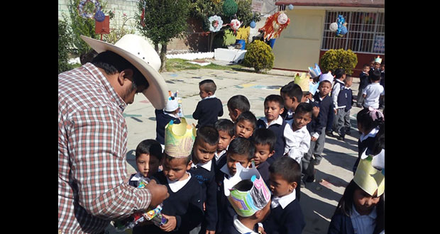 En Tochimilco, Antorcha regala juguetes a niños de primaria