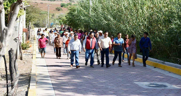 Inauguran adoquinamiento de calle en colonia de Huaquechula