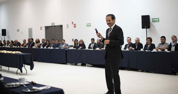 En BUAP, rector, directores y funcionarios comparten rosca de Reyes