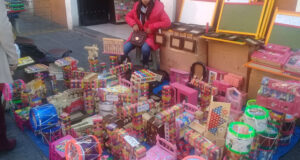 Por Día de Reyes, ambulantes abarrotan calles del CH con puestos de juguetes