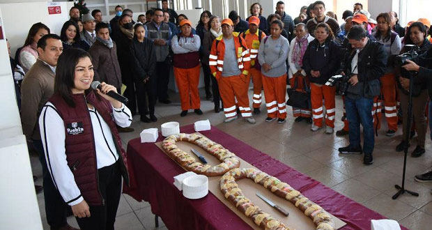 Rivera realiza partida de Rosca de Reyes con trabajadores de limpia