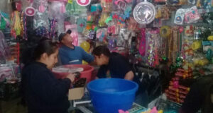 Por Día de Reyes, ambulantes abarrotan calles del CH con puestos de juguetes