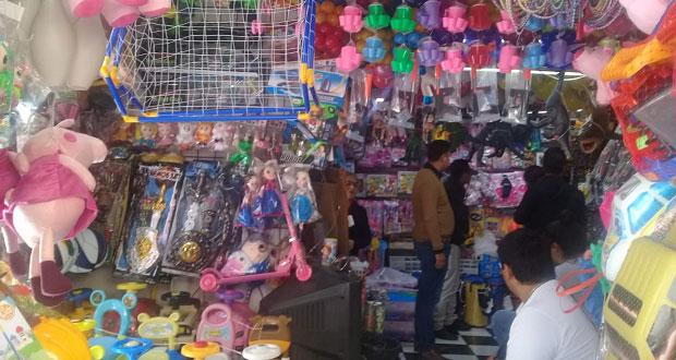 Por Día de Reyes, ambulantes abarrotan calles del CH con puestos de juguetes
