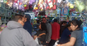 Por Día de Reyes, ambulantes abarrotan calles del CH con puestos de juguetes