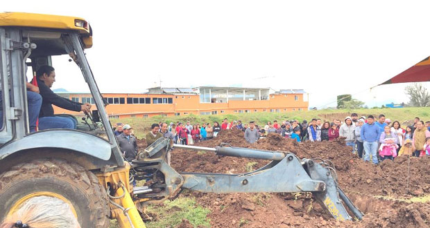 Antorcha inicia construcción de techado en chancha de Huauchinango