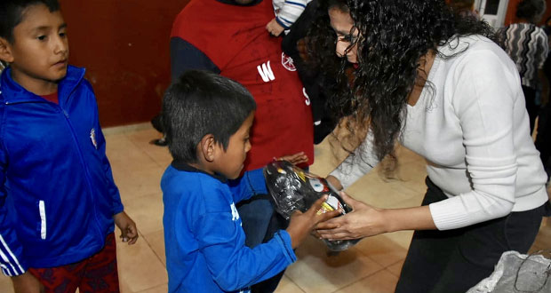 Antorcha festeja Día de Reyes a niños atlixquenses en La Concha