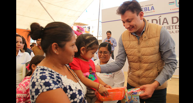 DIF Estatal entrega juguetes y cobertores en Ajalpan