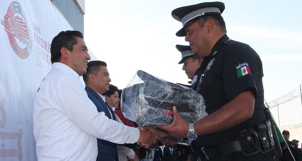 Pérez entrega 424 uniformes a elementos de la Ssptm en San Andrés