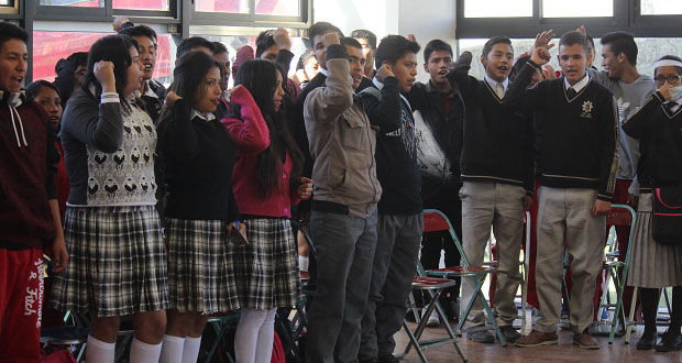 Estudiantes realizan convivencia cultural en Puebla capital