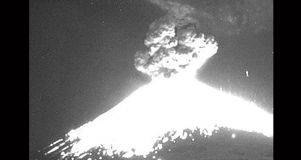 Erupción del Popocatépetl hace retumbar localidades; sigue en amarillo fase 2