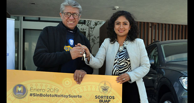 BUAP entrega premios a ganador de segundo lugar de Magno Sorteo