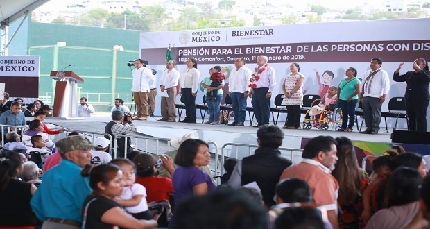 Con AMLO presente, abuechan a gobernador priista de Guerrero