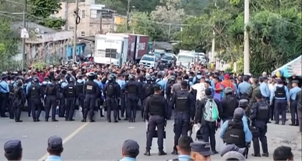 Migrantes hondureños rompen cerco fronterizo para entrar a Guatemala
