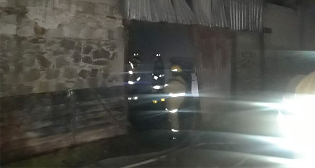 Fábrica de muebles se incendia en San Pedro