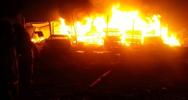 Bomberos sofocan incendio de maderería en Amozoc