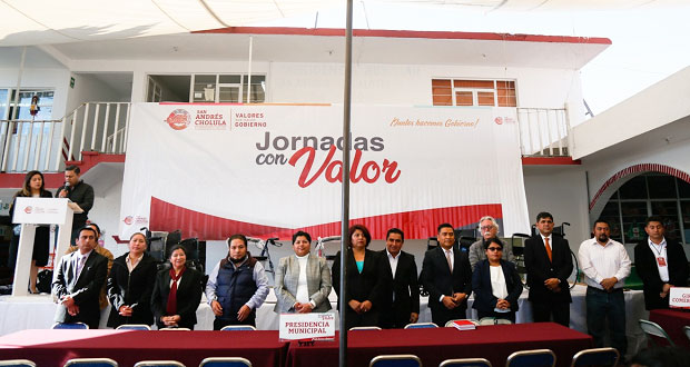 Karina Pérez entrega 3 sillas de ruedas y 2 andaderas en Cacalotepec