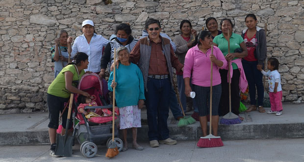 Se unen tres barrios en Ixcaquixtla en campaña de limpieza