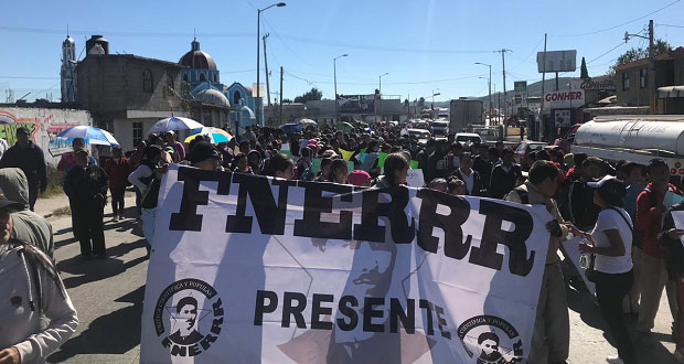 Fnerrr marcha en Amozoc para exigir pago de sueldo a 27 maestros