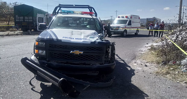4 policías de Acajete resultan heridos en choque contra tractocamión