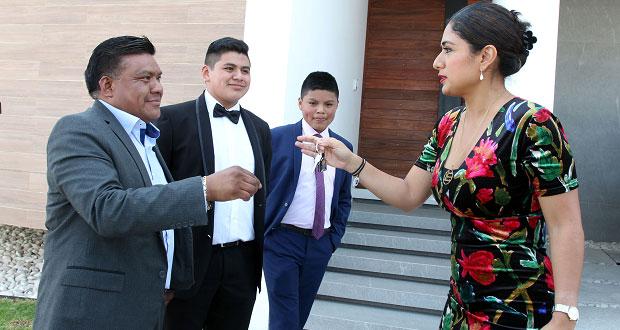 Entregan premios a ganador de primer lugar del Magno Sorteo BUAP