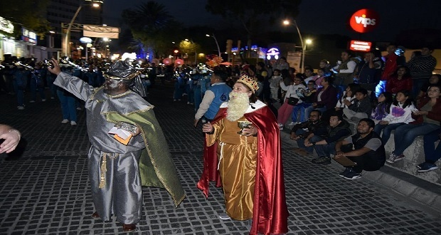 Con desfile, ayuntamiento celebra la llegada de los Reyes Magos