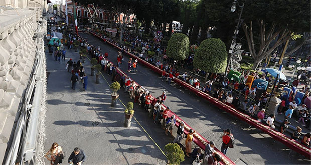 Rivera y poblanos comparten rosca de Reyes de 150 metros en zócalo