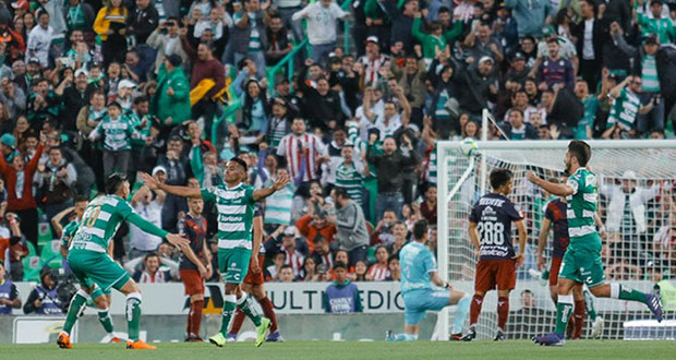 Santos le quita el invicto a Chivas