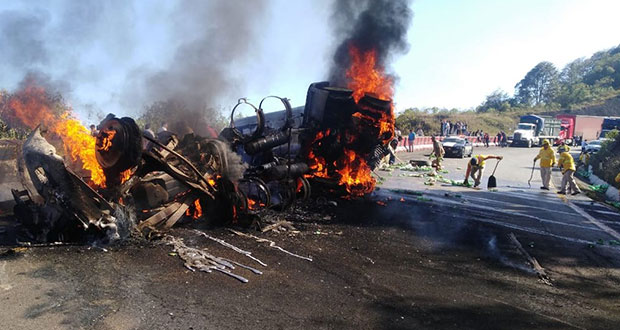 Tráiler vuelca y se incendia en la Puebla-Orizaba