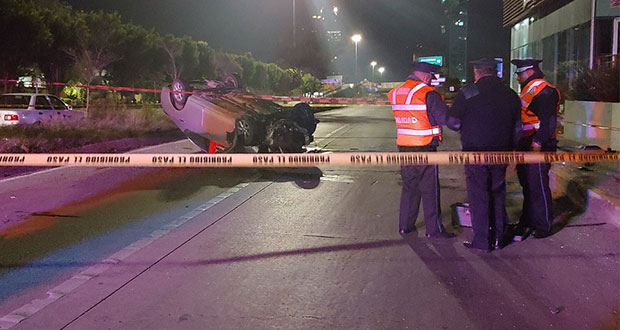 Joven muere tras volcar su automóvil en la vía Atlixcáyotl