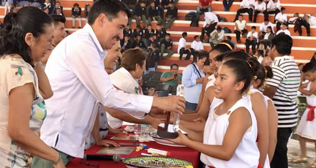 Alumnos de Atlixco ganan justa nacional de poesía coral de Antorcha