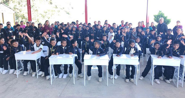 Antorcha entrega mobiliario escolar a primaria en Huauchinango
